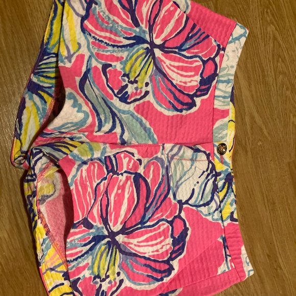 I have several pieces of Lilly Pulitzer short range from size 0 to 00 - Picture 3 of 10